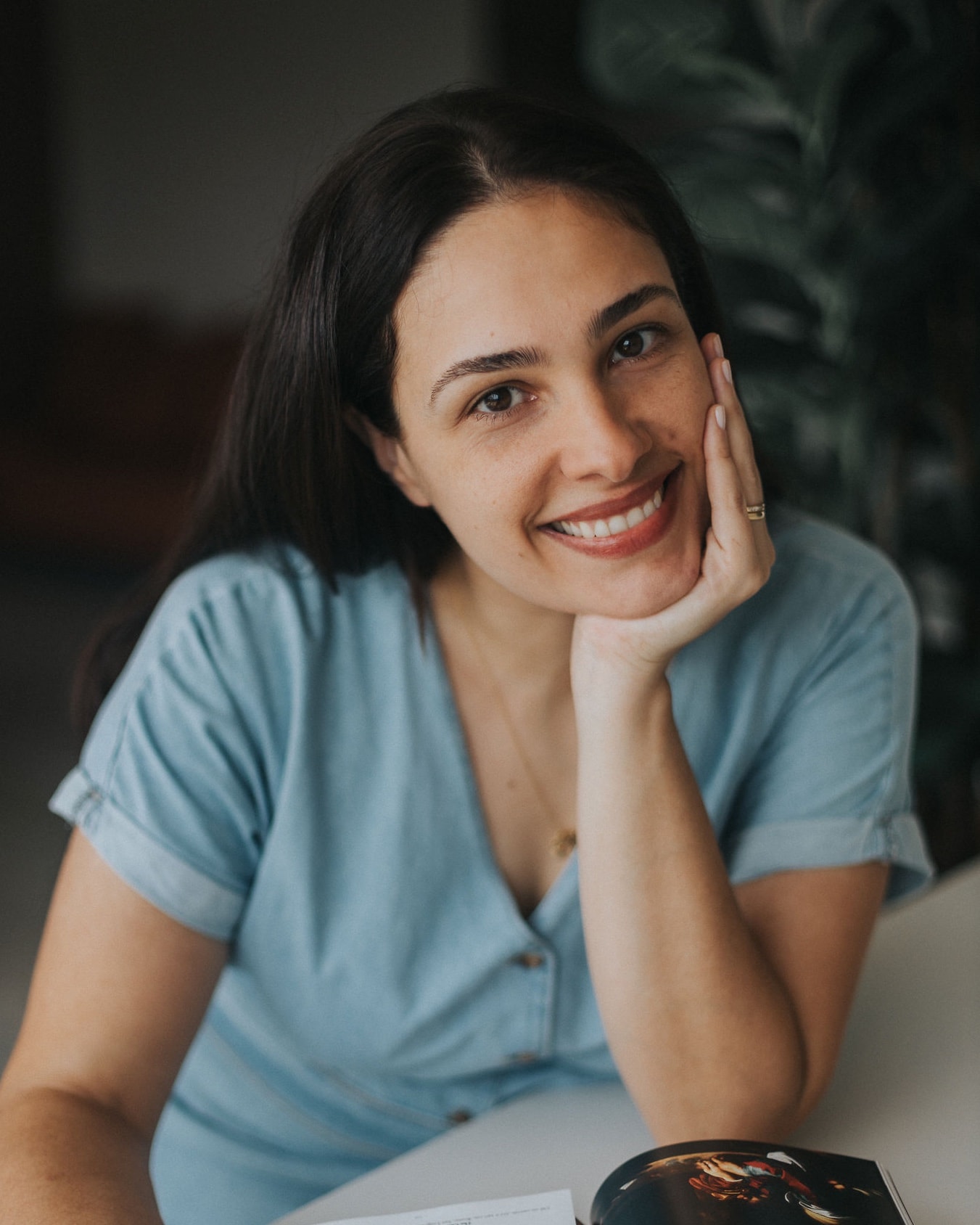 Mabille Caselatto, maternity and newborn photographer, smiling at home